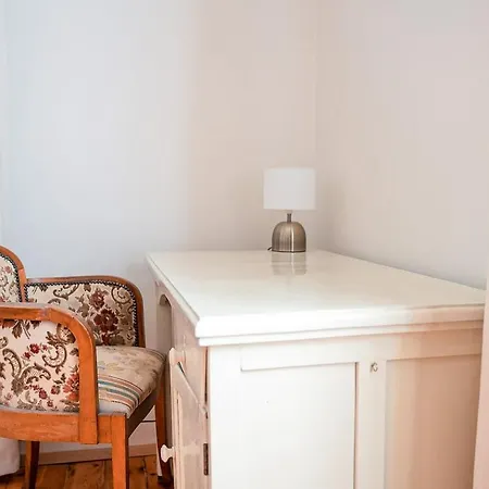 Big In Center - 2 Bd - Fireplace *