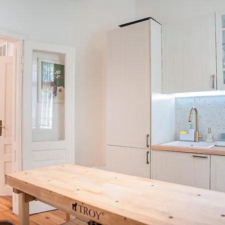 Big In Center - 2 Bd - Fireplace