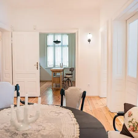 Big In Center - 2 Bd - Fireplace