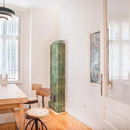 Big In Center - 2 Bd - Fireplace *