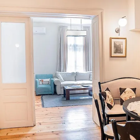 Big In Center - 2 Bd - Fireplace *