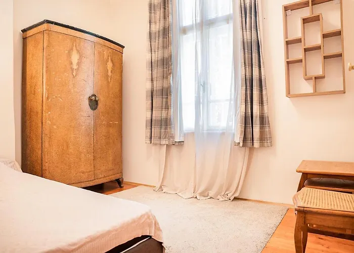 Big In Center - 2 Bd - Fireplace Apartament *