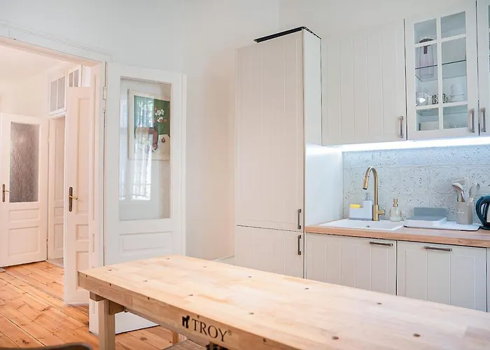 Big In Center - 2 Bd - Fireplace