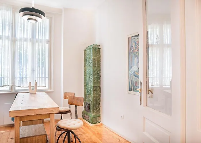 Big In Center - 2 Bd - Fireplace *