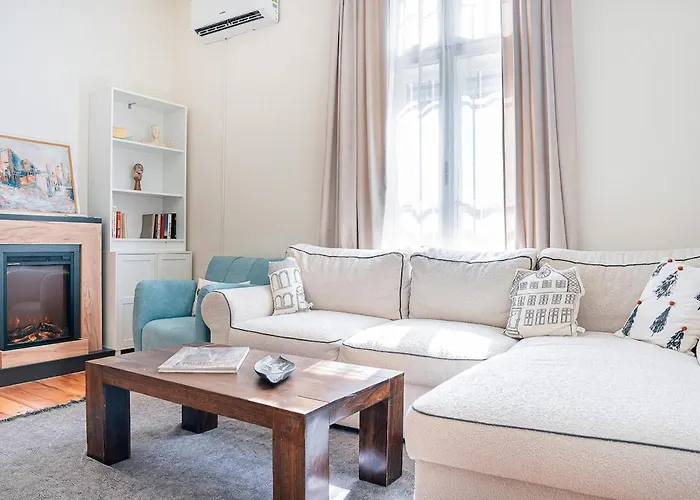 Big In Center - 2 Bd - Fireplace Apartament