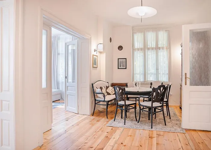 Big In Center - 2 Bd - Fireplace Apartament