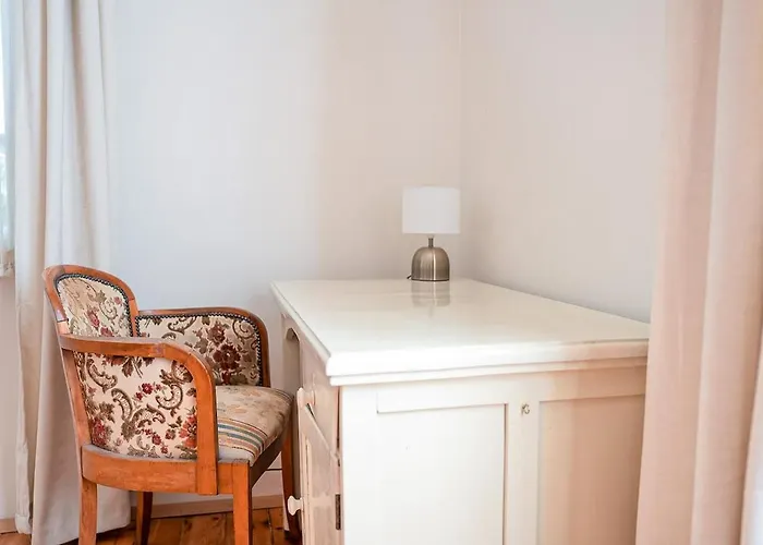 Big In Center - 2 Bd - Fireplace *