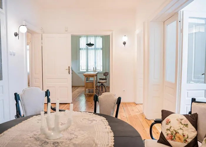 Big In Center - 2 Bd - Fireplace