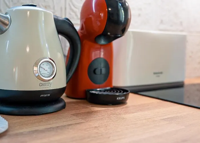 Big In Center - 2 Bd - Fireplace *