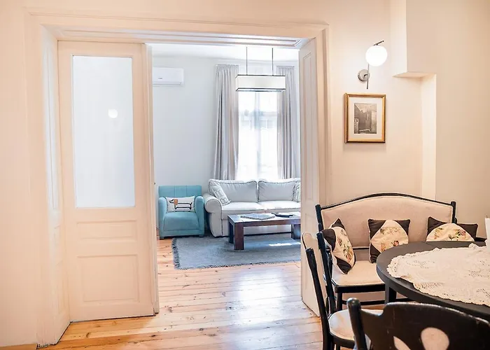 Big In Center - 2 Bd - Fireplace *